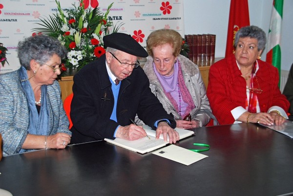 Lehenengo alkate jeltzalea izan zen  Fortunato Agirreren senideei saria eman die. 