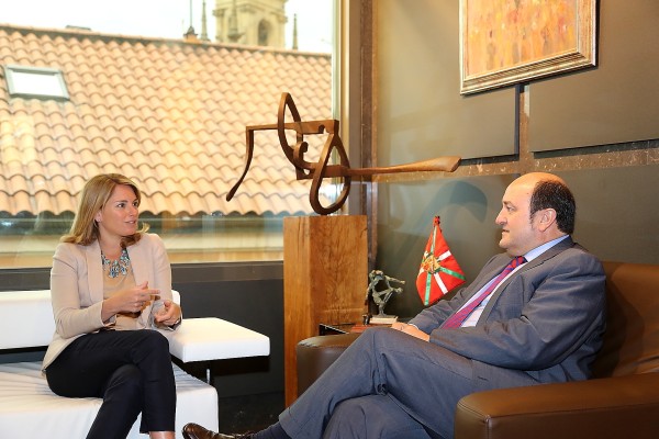 Encuentro entre Andoni Ortuzar y Arantza Quiroga en Sabin Etxea