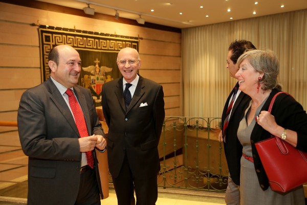 Andoni Ortuzar con el Embajador y la Consúl de Belgica en Bilbao, Jan De Bock  Sylvie Lagneaux
