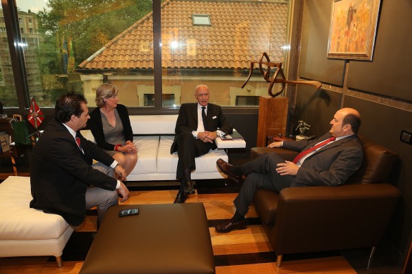 Andoni Ortuzar Jan De Bock  eta Sylvie Lagneaux , Belgikako Enbaxadore eta Kontsularekin  