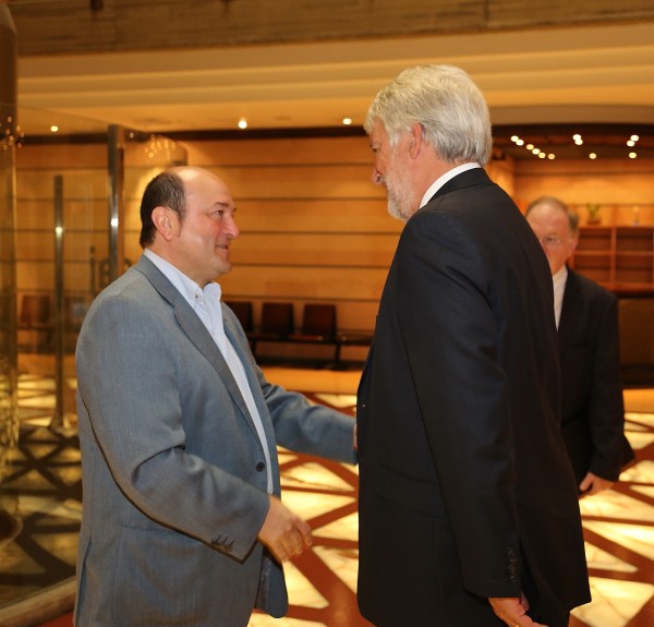 Andoni Ortuzar eta Giles Paxman Britainia Handiko Enbaxadorea