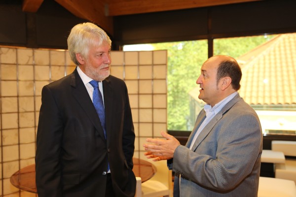 Andoni Ortuzar eta Giles Paxman Britainia Handiko Enbaxadorea