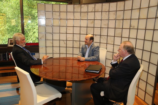 Andoni Ortuzar y Giles Paxman Embajador del Reino Unido