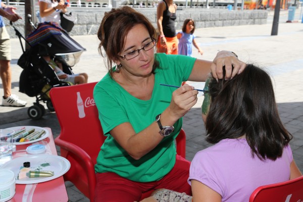 Miembros de Etorkintza en la Txosna Gogorregi