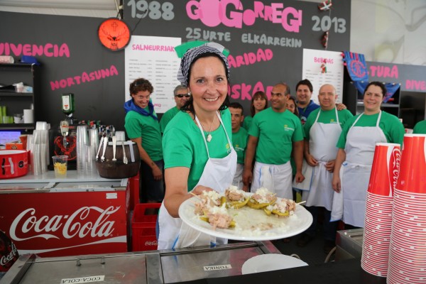 Miembros de Etorkintza en la Txosna Gogorregi