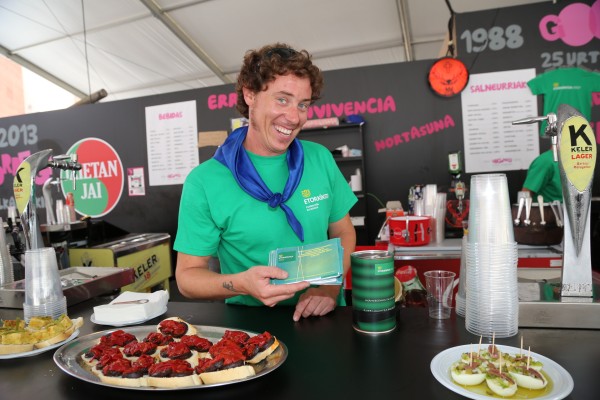 Miembros de Etorkintza en la Txosna Gogorregi