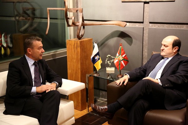 Andoni Ortuzar Kanariaseko presidentearekin, Paulino Rivero