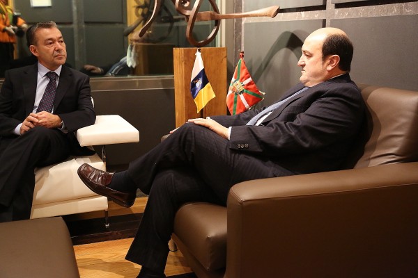 Andoni Ortuzar Kanariaseko presidentearekin, Paulino Rivero