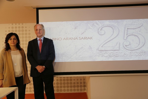 Irune Zuluagak  eta Juan Maria Atutxak 2013ko Sabino Arana sariak aurkeztu dituzte