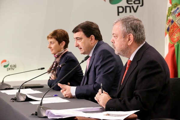 Arantxa Tapìa, Aitor Esteban y Pedro Azpiazu sobre la reforma energética