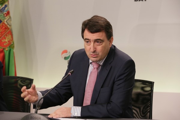 Arantxa Tapìa, Aitor Esteban eta Pedro Azpiazu energi erreformari buruz