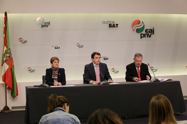 Arantxa Tapìa, Aitor Esteban eta Pedro Azpiazu energi erreformari buruz