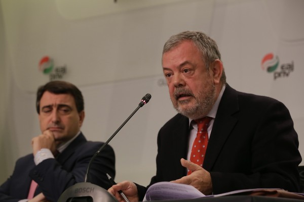 Arantxa Tapìa, Aitor Esteban eta Pedro Azpiazu energi erreformari buruz