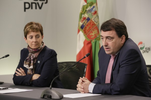 Arantxa Tapìa, Aitor Esteban eta Pedro Azpiazu energi erreformari buruz