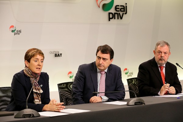 Arantxa Tapìa, Aitor Esteban eta Pedro Azpiazu energi erreformari buruz