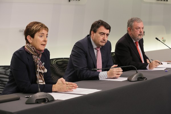 Arantxa Tapìa, Aitor Esteban y Pedro Azpiazu sobre la reforma energética