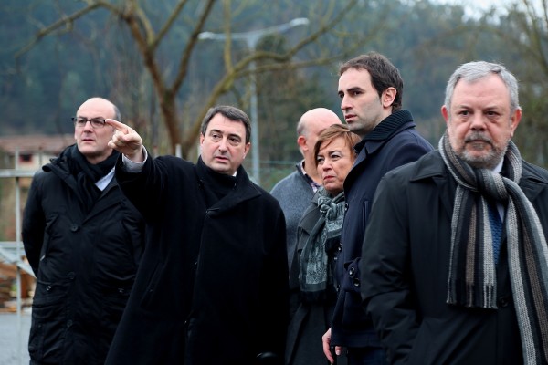  El Grupo vasco junto con el Alcalde de Ugao Miraballes Ekaitz Mentxaka