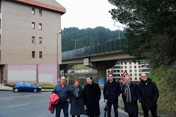 Euzko Abertzaleak taldeko diputatuak Ekaitz Mentxaka, Ugao Miraballeseko Alkatearekin