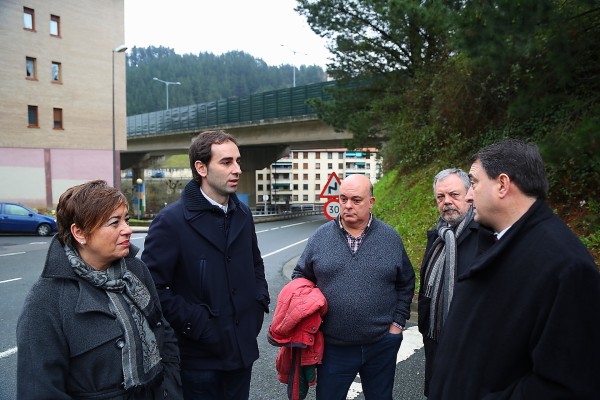 Euzko Abertzaleak taldeko diputatuak Ekaitz Mentxaka, Ugao Miraballeseko Alkatearekin