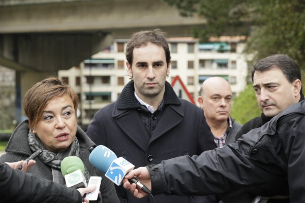 Euzko Abertzaleak taldeko diputatuak Ekaitz Mentxaka, Ugao Miraballeseko Alkatearekin