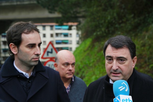 Euzko Abertzaleak taldeko diputatuak Ekaitz Mentxaka, Ugao Miraballeseko Alkatearekin