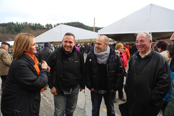 Itxaso Atutxa, Unai Rementeria e Irene Pardo con representantes de EAJ PNV de Durangaldea en Abadiño