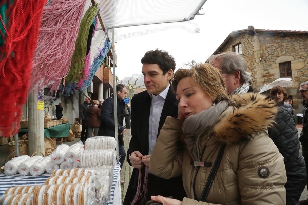 Itxaso Atutxa, Unai Rementeria e Irene Pardo con representantes de EAJ PNV de Durangaldea en Abadiño