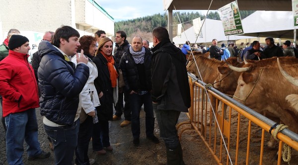 Itxaso Atutxa, Unai Rementeria e Irene Pardo con representantes de EAJ PNV de Durangaldea en Abadiño