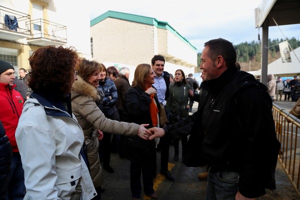 Itxaso Atutxa, Unai Rementeria e Irene Pardo con representantes de EAJ PNV de Durangaldea en Abadiño