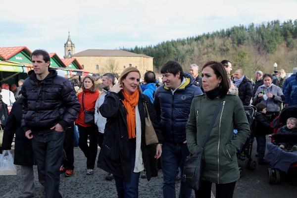 Itxaso Atutxa, Unai Rementeria e Irene Pardo con representantes de EAJ PNV de Durangaldea en Abadiño