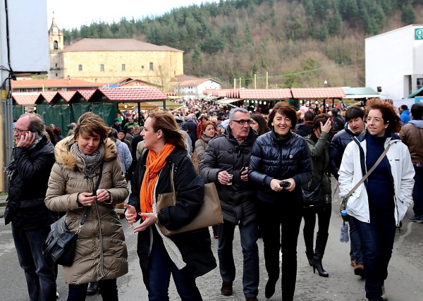 Itxaso Atutxa, Unai Rementeria e Irene Pardo con representantes de EAJ PNV de Durangaldea en Abadiño