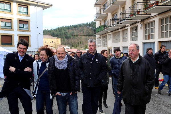 Itxaso Atutxa, Unai Rementeria e Irene Pardo con representantes de EAJ PNV de Durangaldea en Abadiño