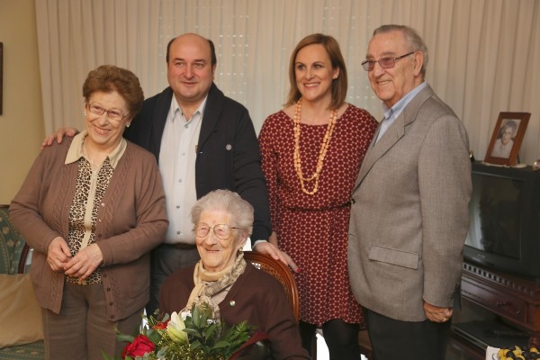 Ortuzar y Atutxa felicitan a Petra Uribe, la alderdikide más veterana, en su 105º cumpeaños