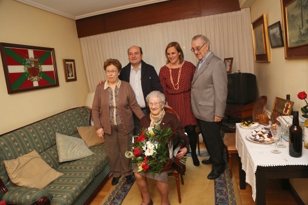 Ortuzar y Atutxa felicitan a Petra Uribe, la alderdikide más veterana, en su 105º cumpeaños