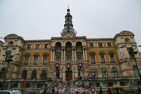 Milaka bilbotarrek agur esan diote Iñaki Azkuna 'munduko alkaterik onenari'