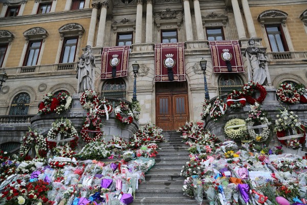 Milaka bilbotarrek agur esan diote Iñaki Azkuna 'munduko alkaterik onenari'