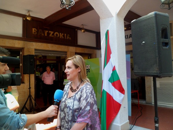 Itxaso Atutxa con la colonia vasca en Benidorm