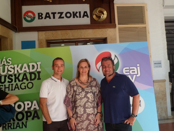 Itxaso Atutxa con la colonia vasca en Benidorm