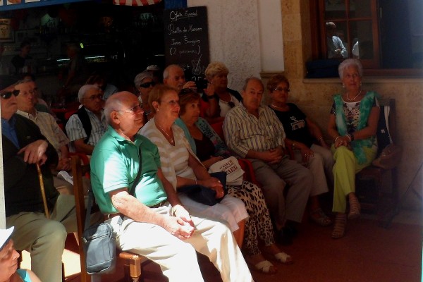 Itxaso Atutxa con la colonia vasca en Benidorm