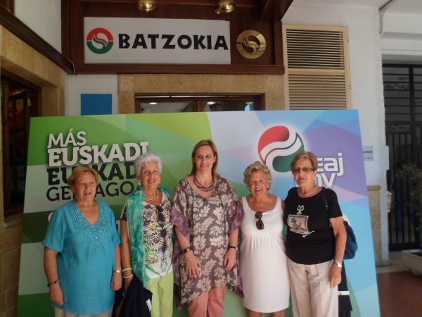 Itxaso Atutxa con la colonia vasca en Benidorm