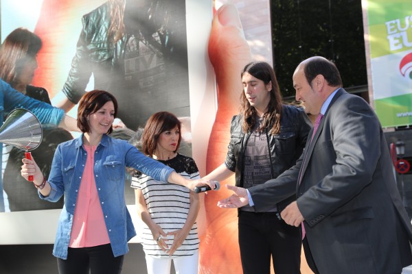 EAJ-PNV presenta un “folleto mágico” para la campaña de las Elecciones Europeas