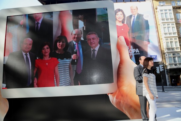 EAJ-PNV presenta un “folleto mágico” para la campaña de las Elecciones Europeas