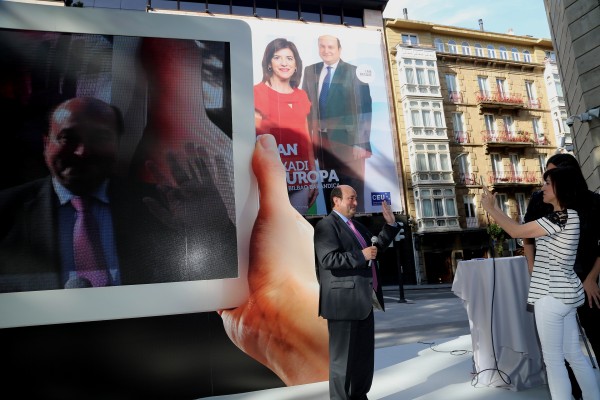 EAJ-PNV presenta un “folleto mágico” para la campaña de las Elecciones Europeas