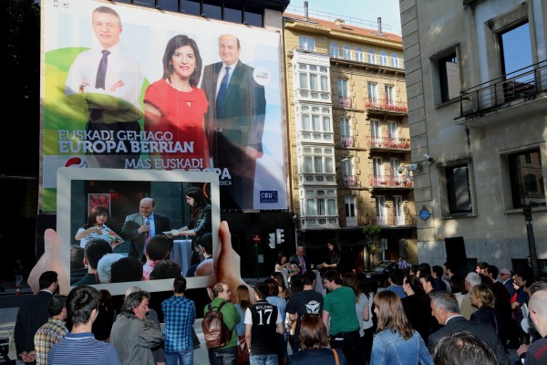 EAJ-PNV presenta un “folleto mágico” para la campaña de las Elecciones Europeas