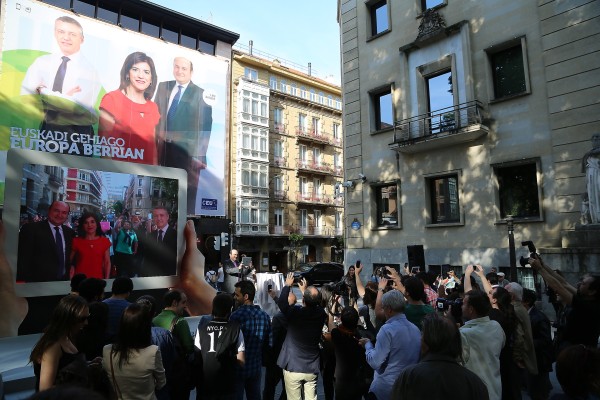 EAJ-PNV presenta un “folleto mágico” para la campaña de las Elecciones Europeas
