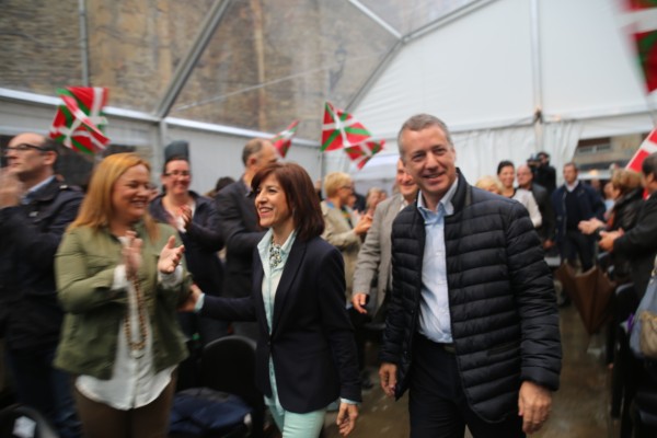 Izaskun Bilbao, Iñigo Urkullu, Andoni Ortuzar en el mitin de Eibar