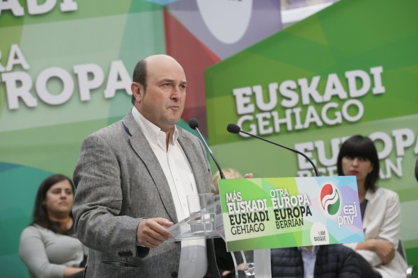 Izaskun Bilbao, Iñigo Urkullu, Andoni Ortuzar en el mitin de Eibar