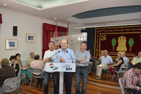 Andoni Ortuzar, Ramiro González y Xabier Agirre en Montaña Alavesa