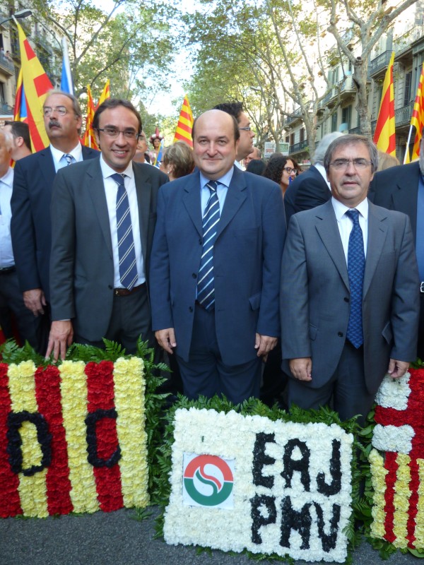 Ofrenda floral en el monumento a Rafael Casanova en Barcelona.