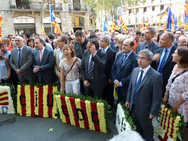 Ofrenda floral en el monumento a Rafael Casanova en Barcelona.